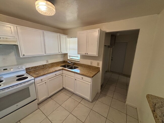 Building Photo - 4 Bedroom 1 1/2 Bathroom Single Family House