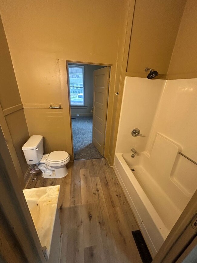 Building Photo - 606 E Riverside Dr