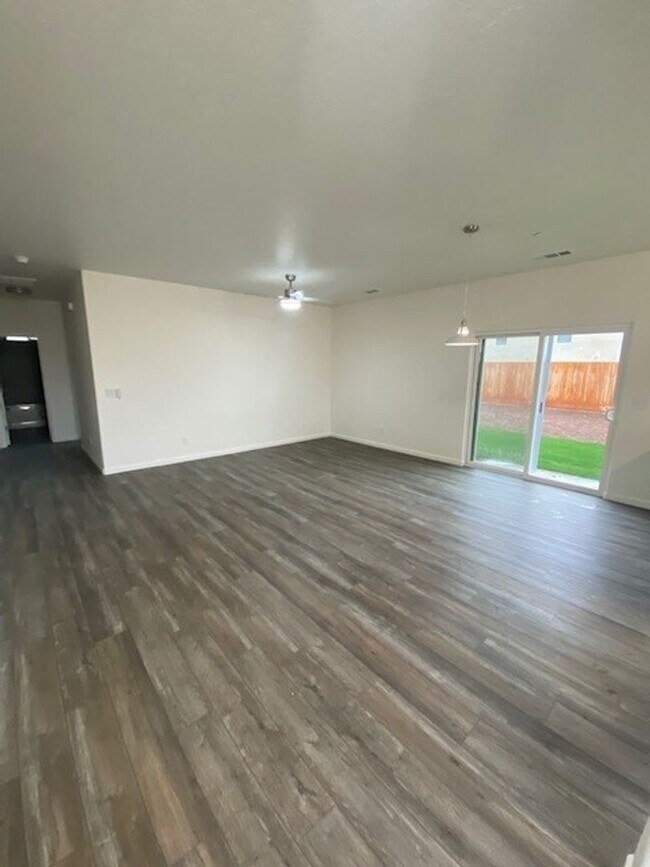 Building Photo - 3928-3928 S Burke St