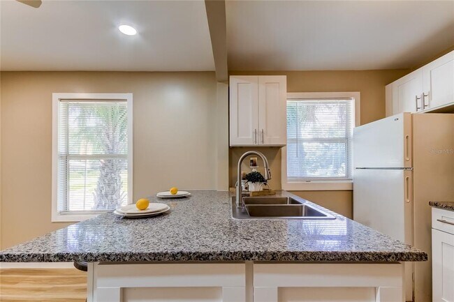 Building Photo - 1800 12th Ave S