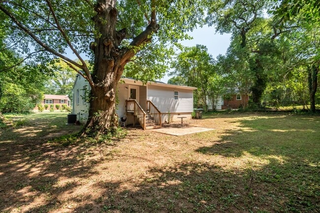Building Photo - 2 Bedroom Ranch Style Home close to Downtown Raleigh