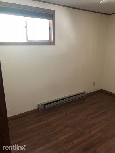 Building Photo - 3 br, 1 bath  - 1033 College St N  upper unit