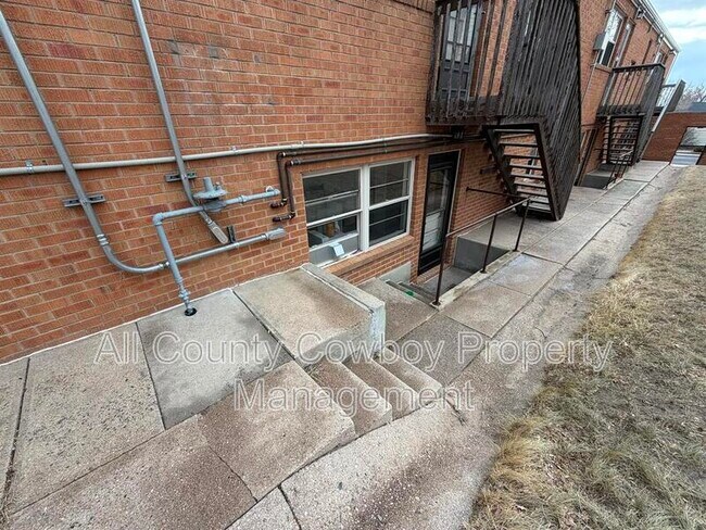 Building Photo - 700 W 1st Ave