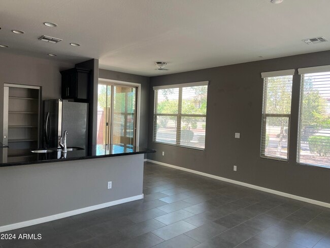 Building Photo - 1360 S Ponderosa Dr