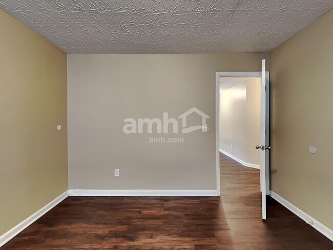 Building Photo - 2175 Village Green Dr