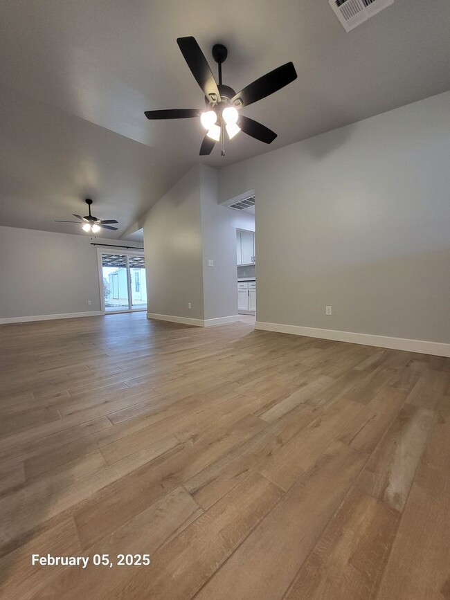 Building Photo - Remodeled (3) Bed/(1.5) Bath Avail Now! Sm...