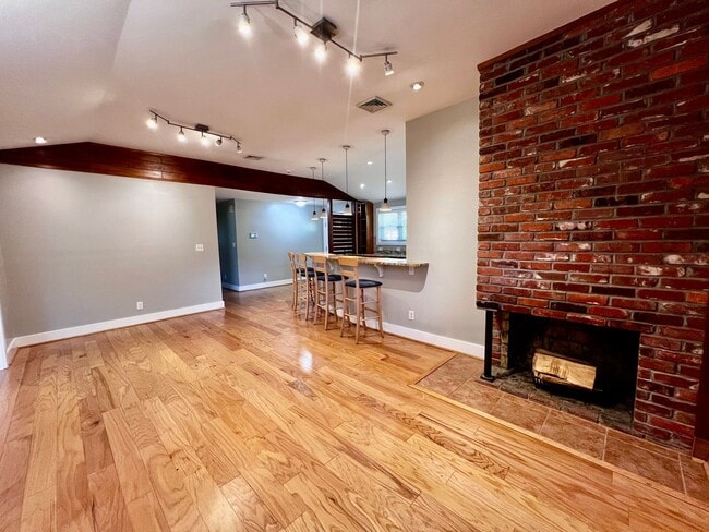 Building Photo - Beautiful waterfront home