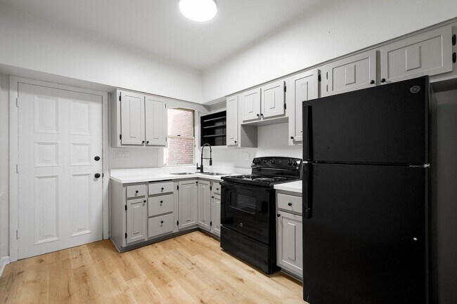 Building Photo - 170 Ormsby Ave