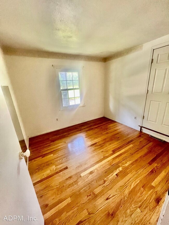 Building Photo - 3 br, 1.5 bath House - 45 Pine Hill Rd.