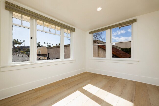 Building Photo - 3 Bed/2 Bath + Office Den - Downtown Santa Barbara