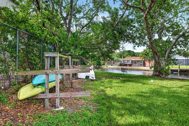 Building Photo - 660 Tennis Club Dr
