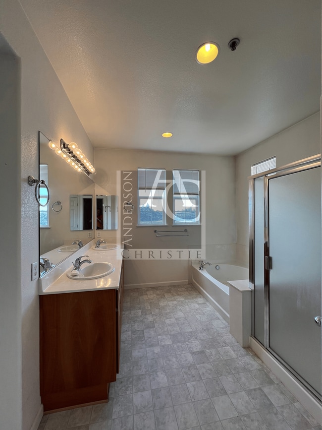 Building Photo - 4br in Bay Breeze Community