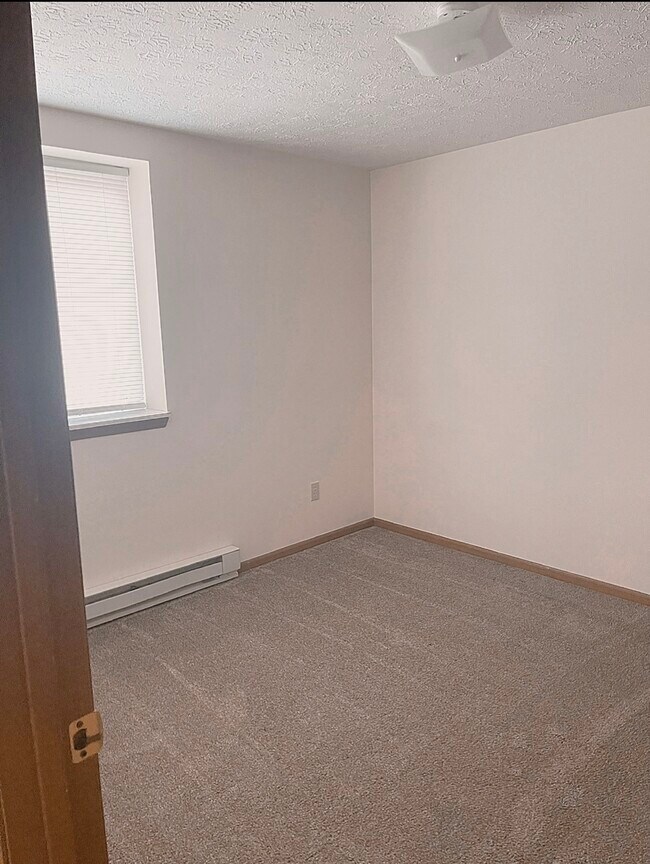 Building Photo - 4758 Sunnybrook Rd