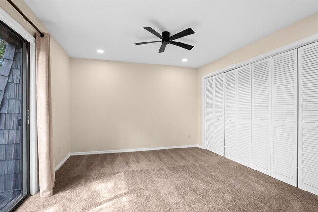 Building Photo - 15319 W Pond Woods Dr