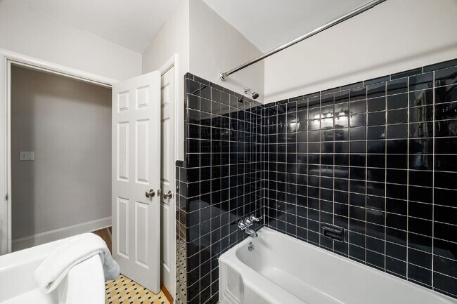 Building Photo - Move in before December 31st and get $100 OFF your rent for the first 3 months — PLUS a $250 Amaz...