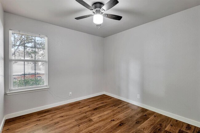 Building Photo - 1308 Troy Ln