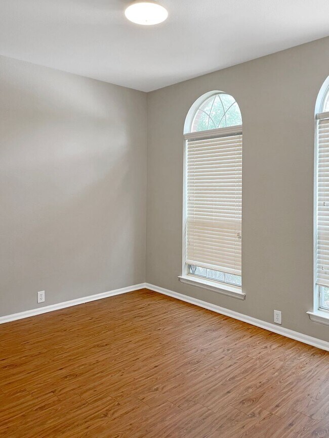 Building Photo - Spacious Home with Split-Bedroom Design Near Texas Motor Speedway!