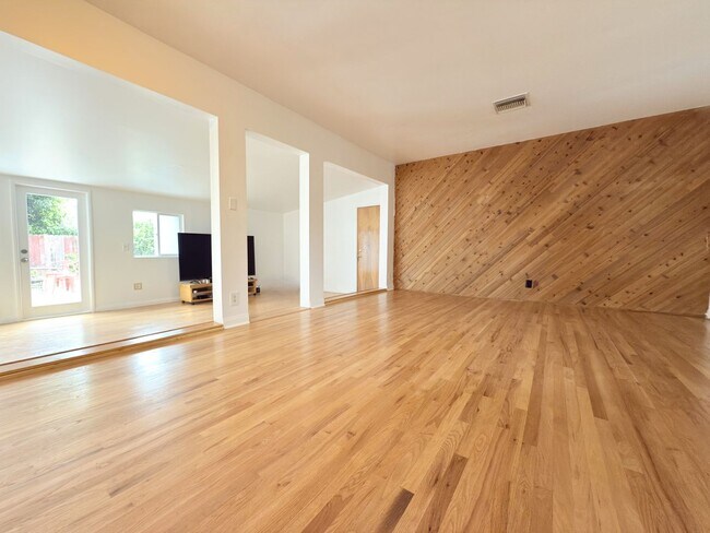 Building Photo - Beautiful 3 bedroom + 2 bath property in L...
