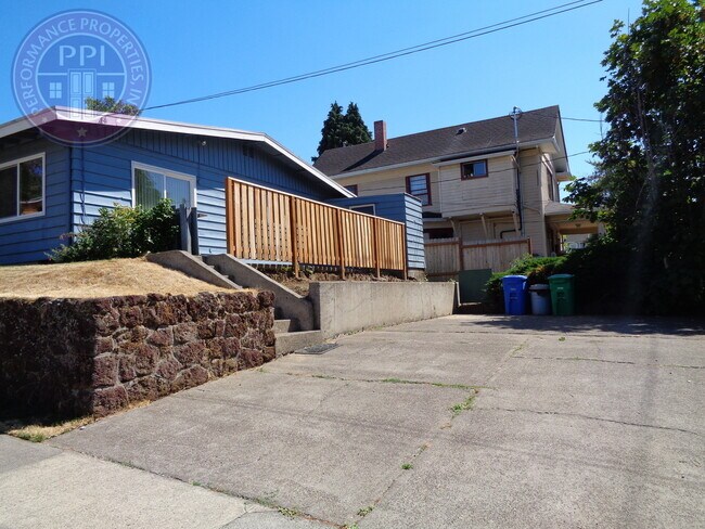 Building Photo - 2614-2614 SE Francis St