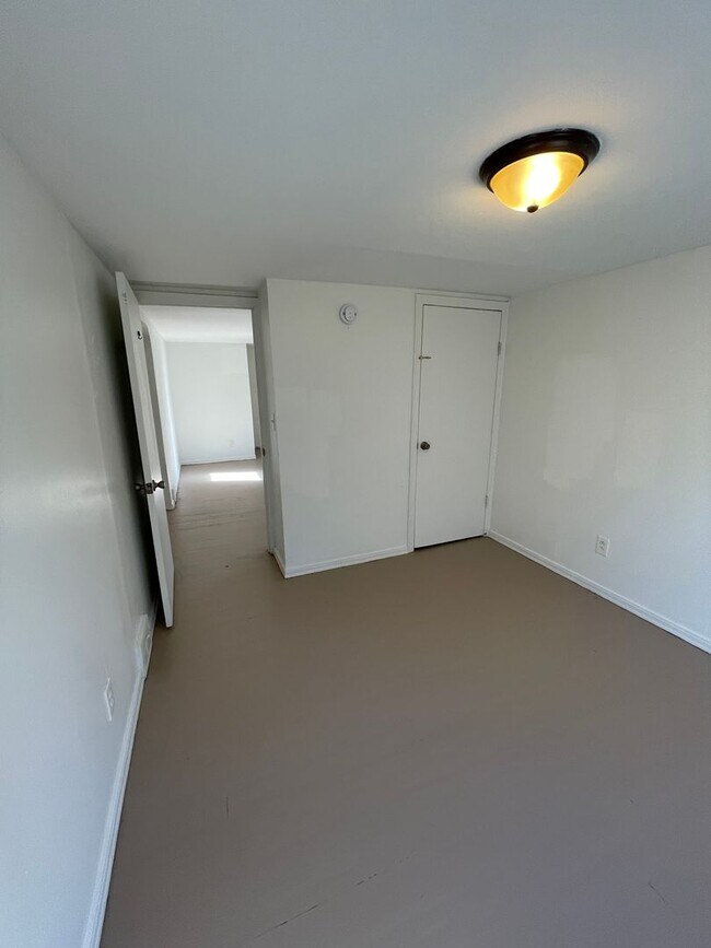 Building Photo - 402 N 6th Ave