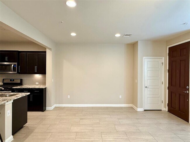 Building Photo - 6814 E Riverside Dr