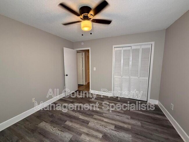 Building Photo - 1002 Creekside Wy