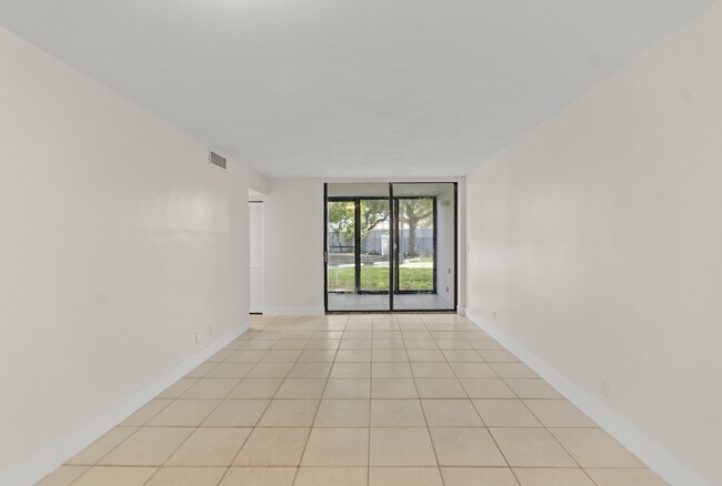 Building Photo - 215 Lake Pointe Dr