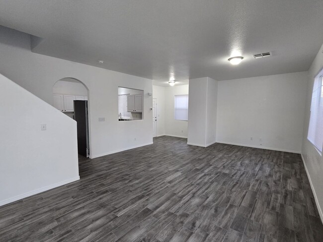 Building Photo - FULLY REMODELED Gorgeous Inside!