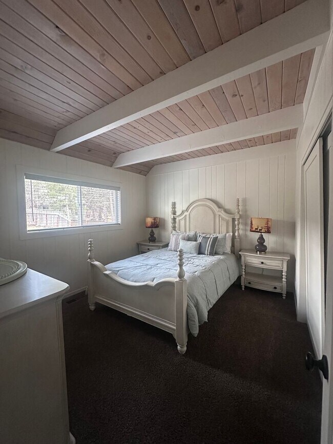 Building Photo - Charming, Fully Furnished 4 Bedroom House in Quiet Neighborhood- Pet Friendly!