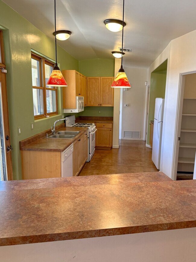 Building Photo - 861 S Osborne Ave