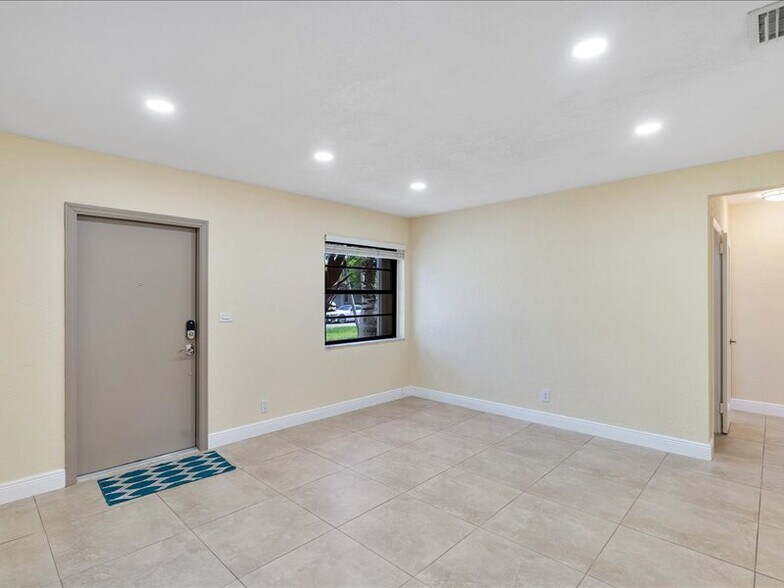 Living area - 6470 SW 38th St