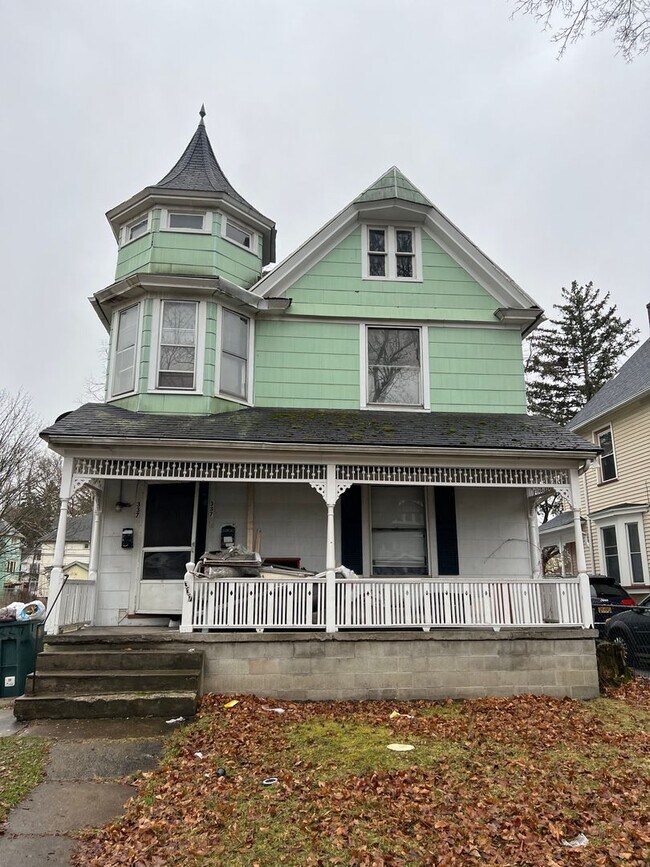 Building Photo - 337 Magnolia St
