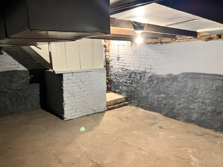 Building Photo - 811 Hagerer St