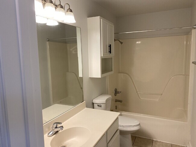 Building Photo - 911 SW Cheyenne Dr