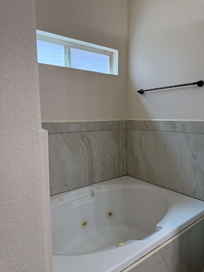 Building Photo - "Spacious 4-Bedroom Oasis with Granite Kit...