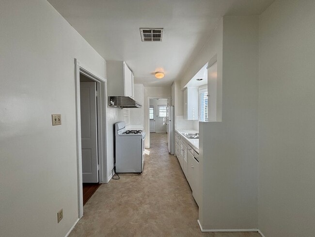 Building Photo - Beautiful 4 Bedroom 2.5 Bathroom SFR