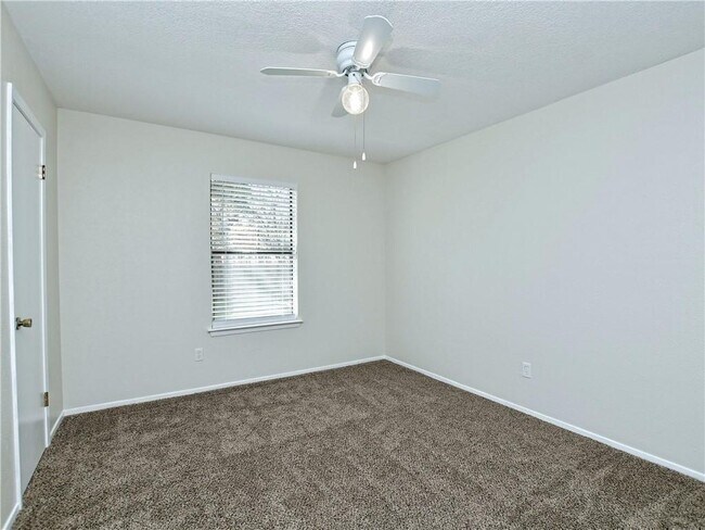 Building Photo - 604 Hill Cove