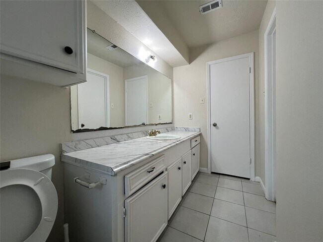 Building Photo - 9210 Meaux Dr