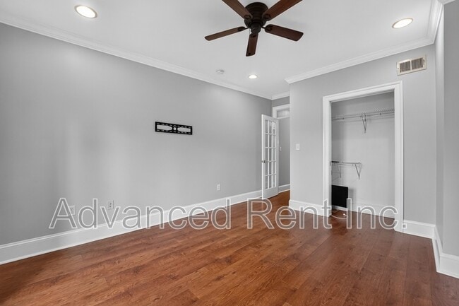 Building Photo - 528 S Curley St