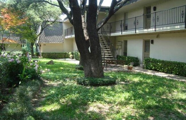 Building Photo - 902 S Weatherred Dr