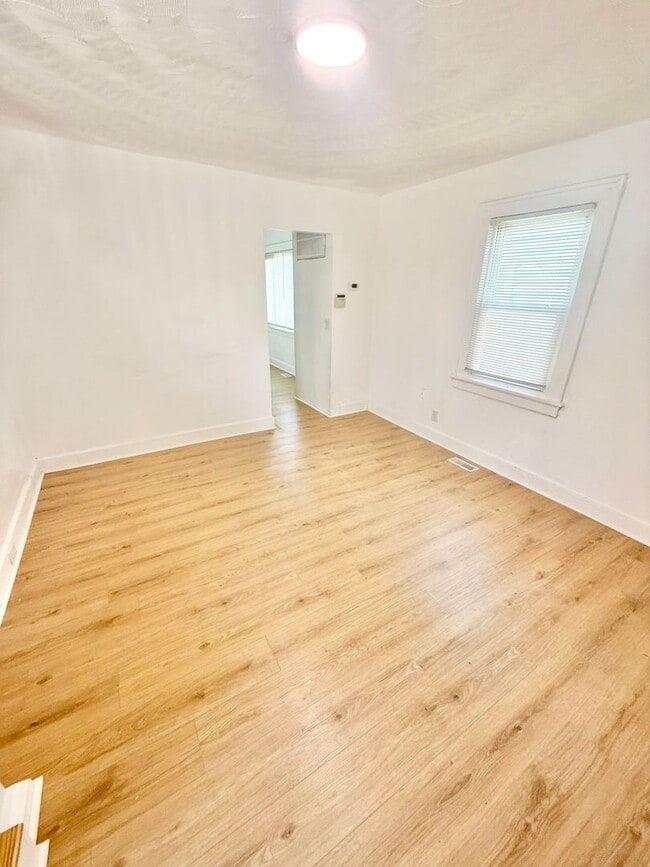 Building Photo - ***RENT READY~4 Bed RENOVATED 2 story house/w/ downstairs bedroom/Granite countertops