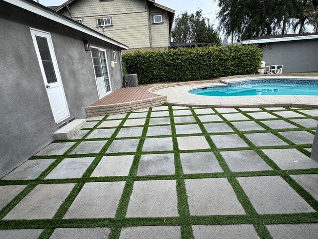 Building Photo - Beautiful 3 bedroom 2 bath Pool Home...  this one is a SHOW STOPPER