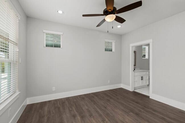 Building Photo - 1421 W 23rd St