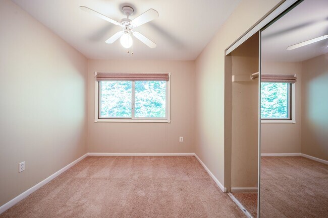 Building Photo - Renovated townhouse backing to trees with loads of privacy!