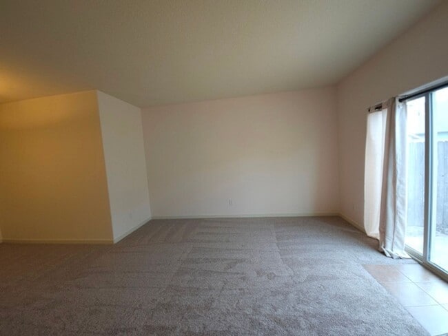 Building Photo - 662 Rosemary Way