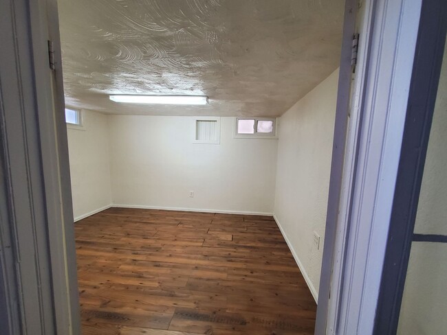 Building Photo - 4 bedroom 2 Bath Duplex for Rent. GREAT LO...