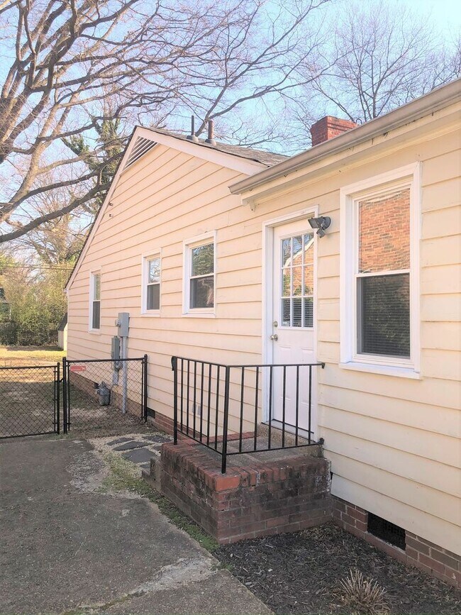 Building Photo - 1406 Little John Rd