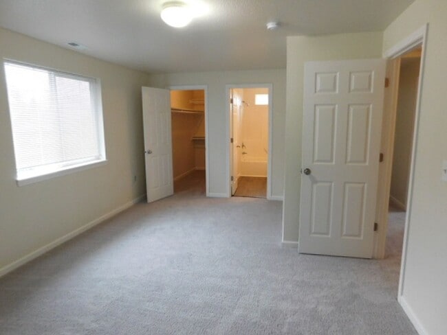Building Photo - 3Bd/2.5Ba Two Story House - Available Soon!