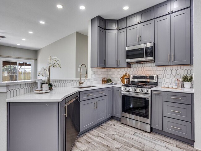Building Photo - 220 Peach Tree Dr