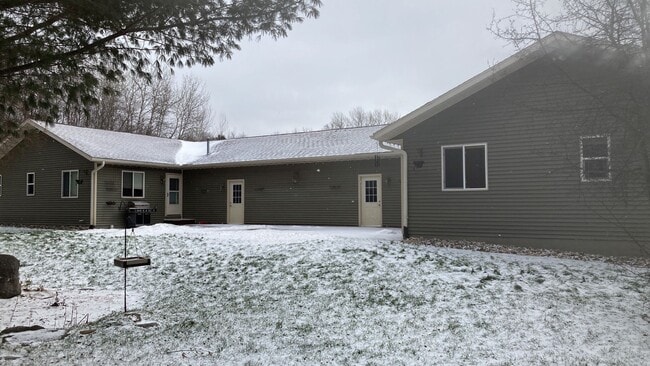 Building Photo - 4866 Hilltop Rd